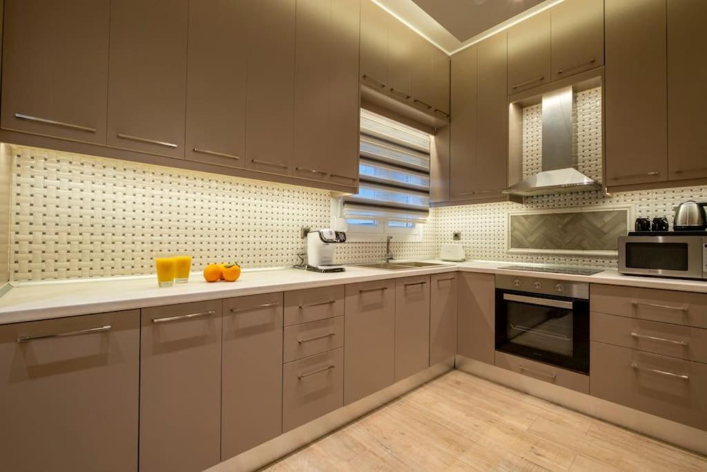 Maison De Luxx A10, Cozy Apartment With Garden In Лариса Екстериор снимка